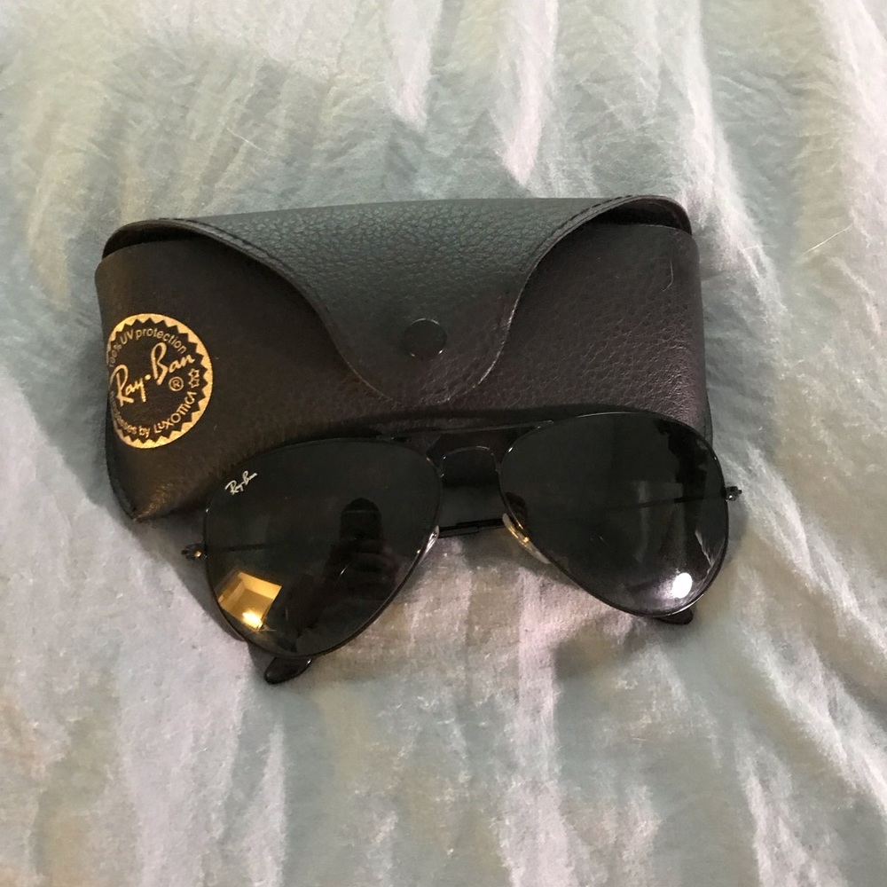 Black Ray Ban aviators